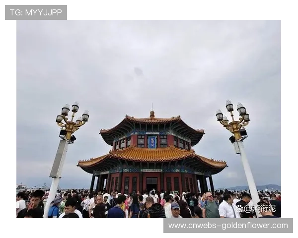 青岛栈桥冬季公开水域游泳邀请赛开幕，近150名爱好者寒潮中挑战极限。